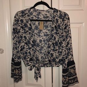 Long sleeve blouse with blue detailing